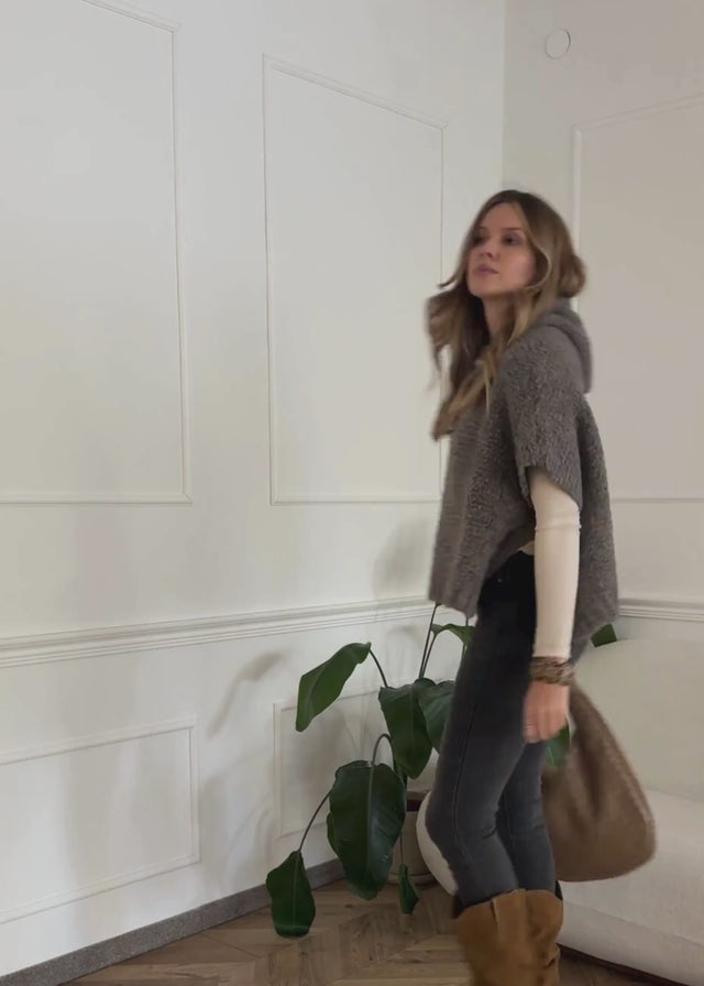 Bouclé Pullunder mit Kapuze - taupe von SASSYCLASSY