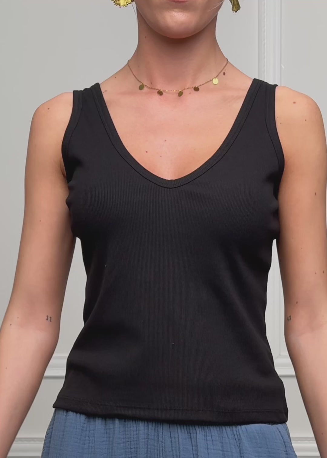 Geripptes Tank Top mit V-Ausschnitt - schwarz by SASSYCLASSY