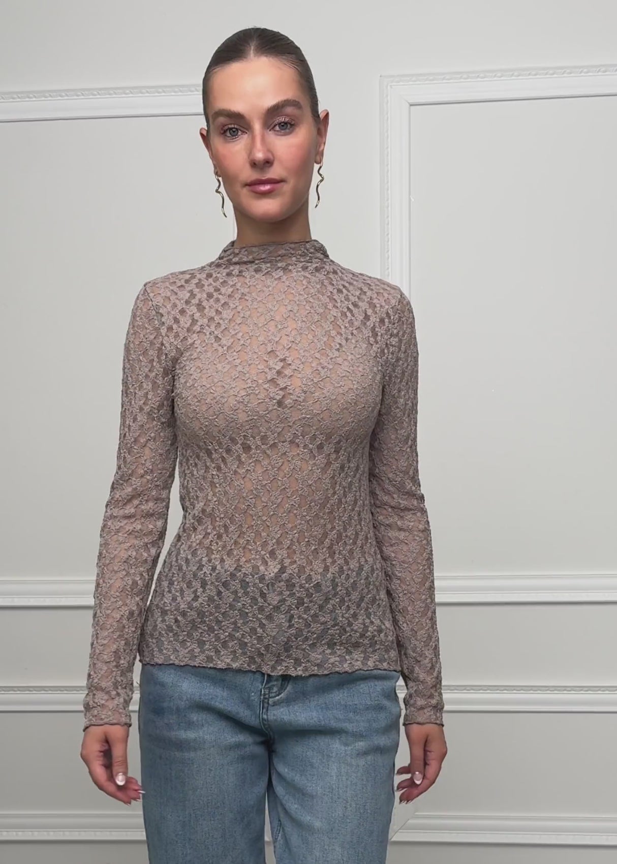 Langarmshirt aus Spitze - taupe von SASSYCLASSY