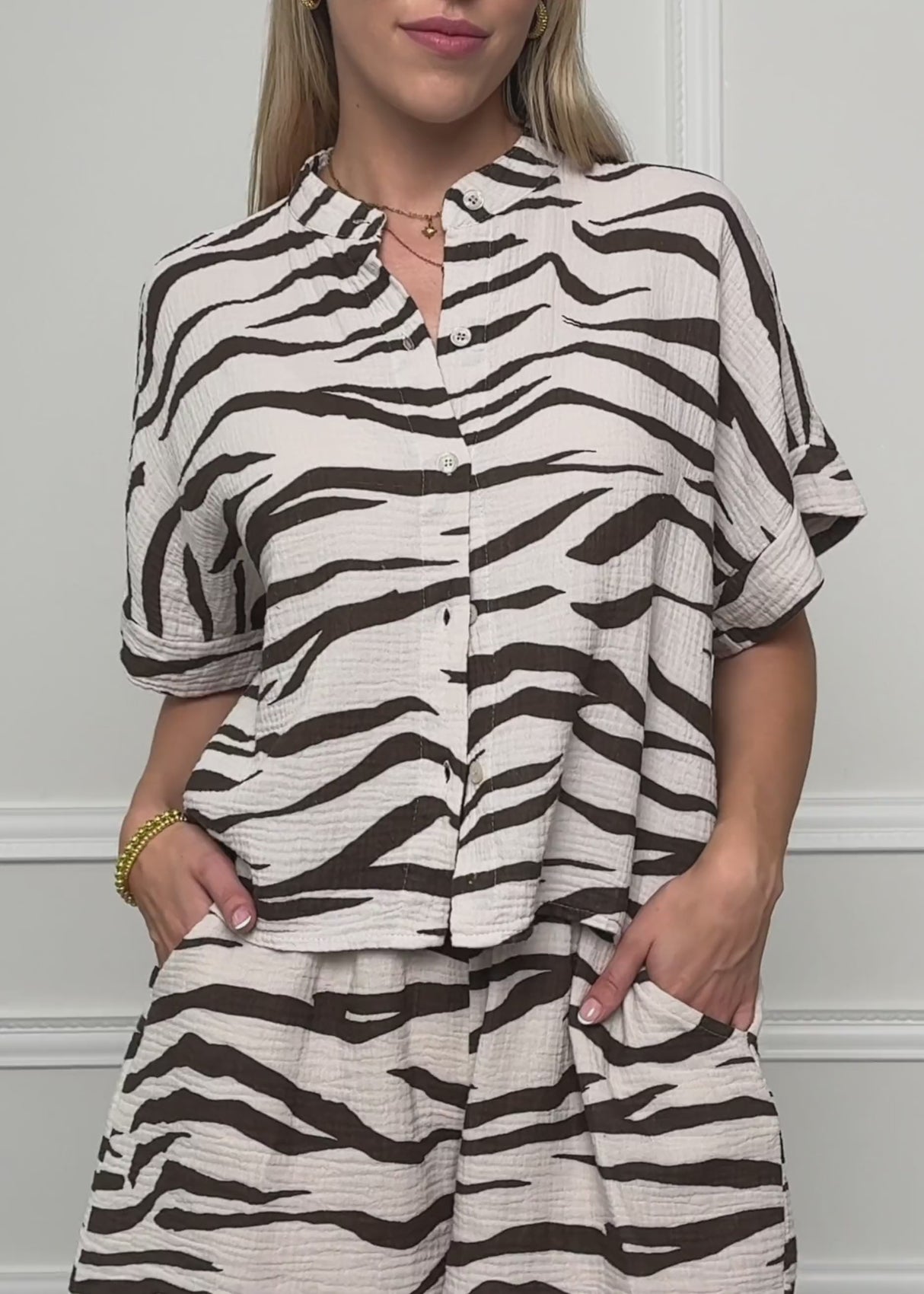Kurzarm-Musselinbluse mit Zebra-Muster - beige-braun von SASSYCLASSY
