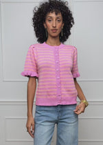 Gestreifte Kurzarm-Strickjacke mit Volants - pink-koralle