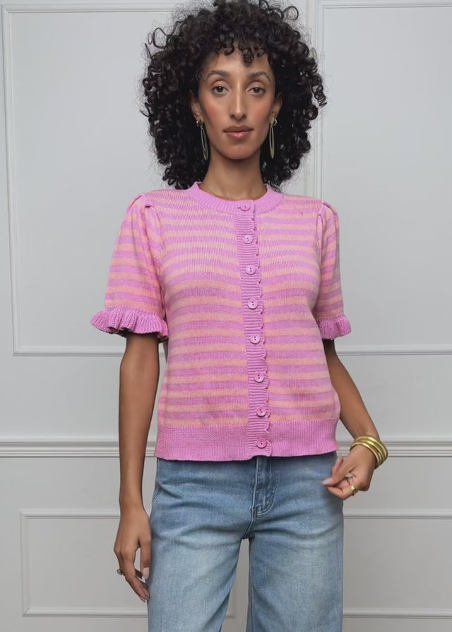 Gestreifte Kurzarm-Strickjacke mit Volants - pink-koralle von SASSYCLASSY