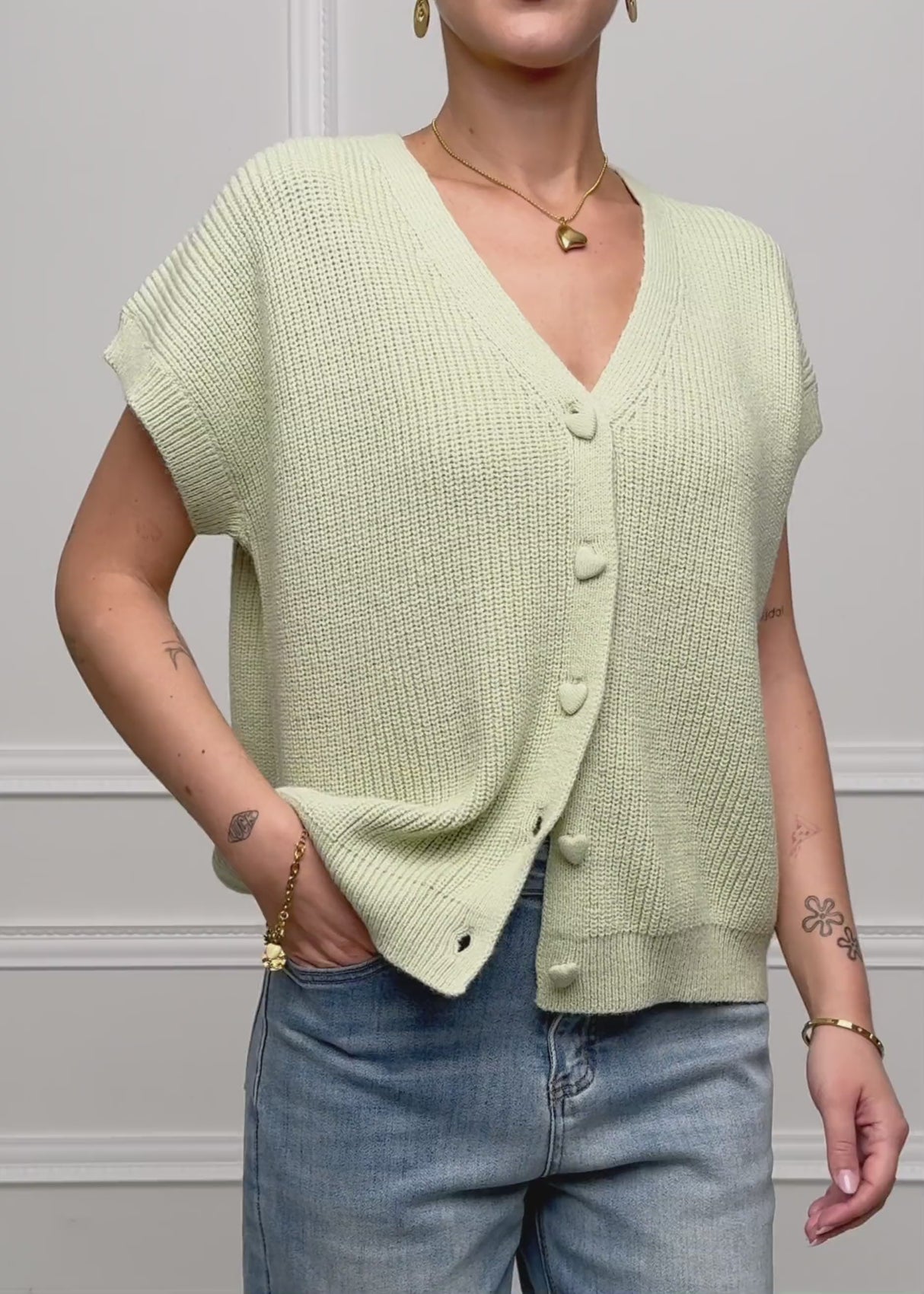 Strickweste mit Herzknöpfen - salbeigrün von SASSYCLASSY