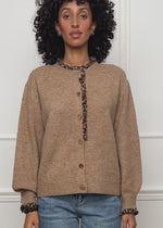 Cardigan mit Rüschen im Leo-Print - camel