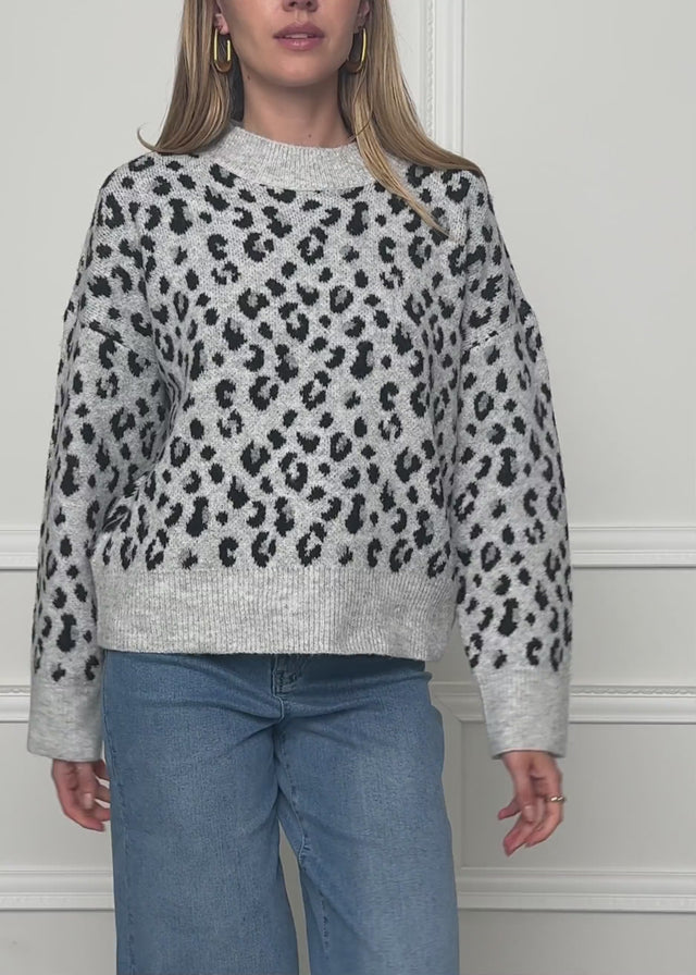 Jumper with wide ribbing and leopard print - light grey by SASSYCLASSY
