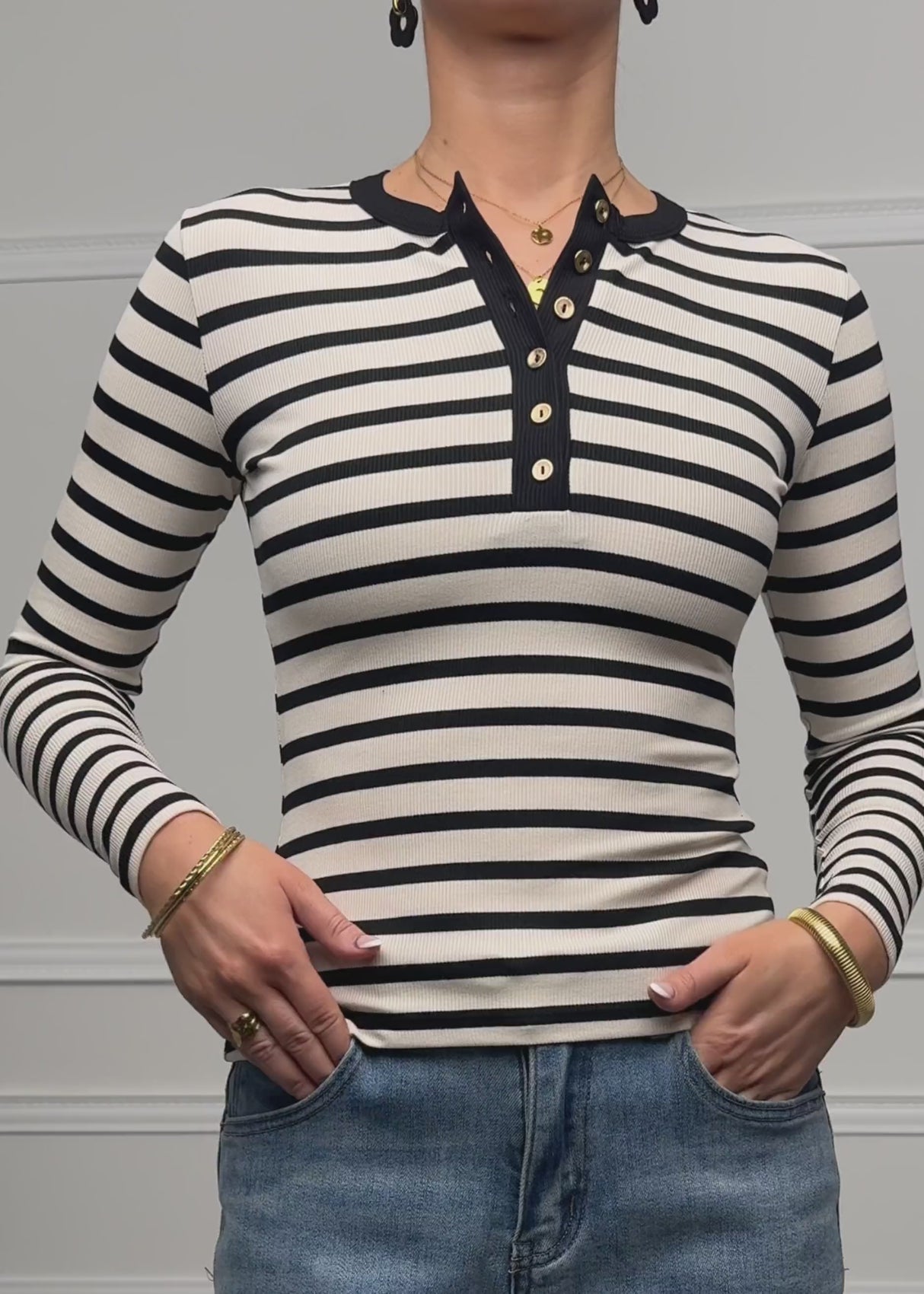 Gestreiftes Langarmshirt mit Knopfleiste - schwarz-weiß by SASSYCLASSY