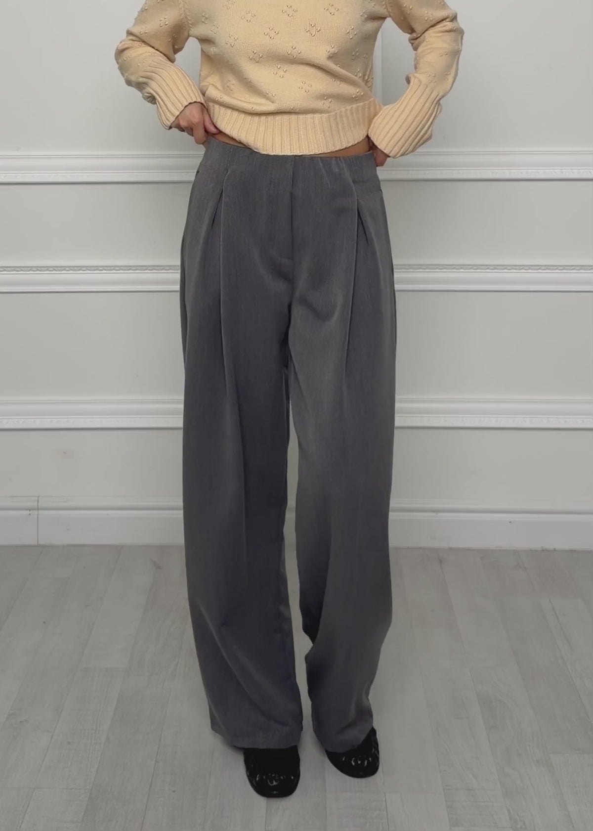 Schlupfhose mit Kellerfalte - grau von SASSYCLASSY