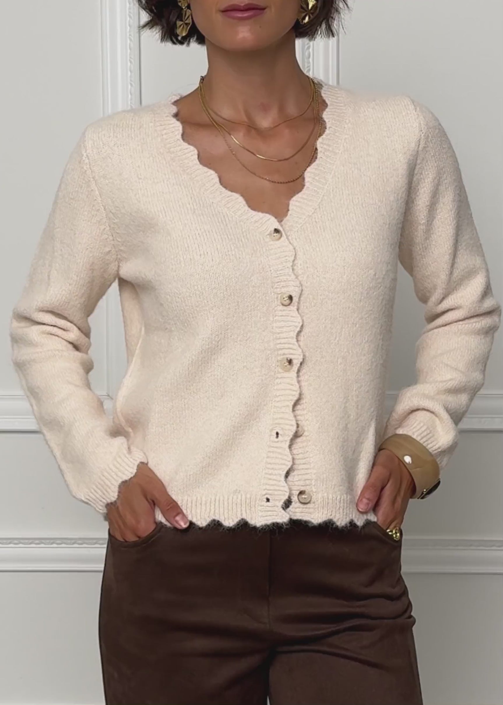 Strickjacke mit Bogenkante - offwhite