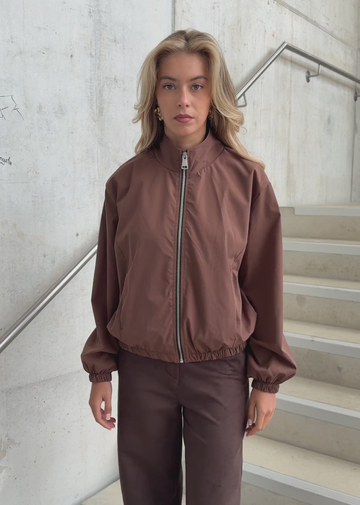 Blousonjacke mit elastischem Bund - braun von SASSYCLASSY