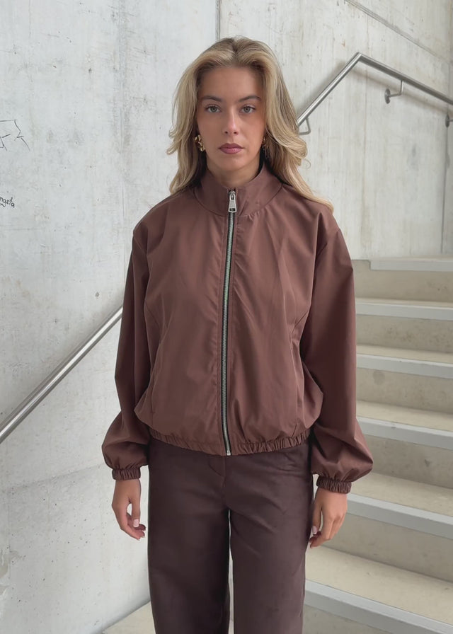 Blousonjacke mit elastischem Bund - braun von SASSYCLASSY
