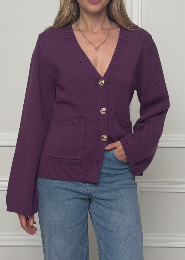 Strickjacke mit V-Ausschnitt und Goldknöpfen - plum von SASSYCLASSY