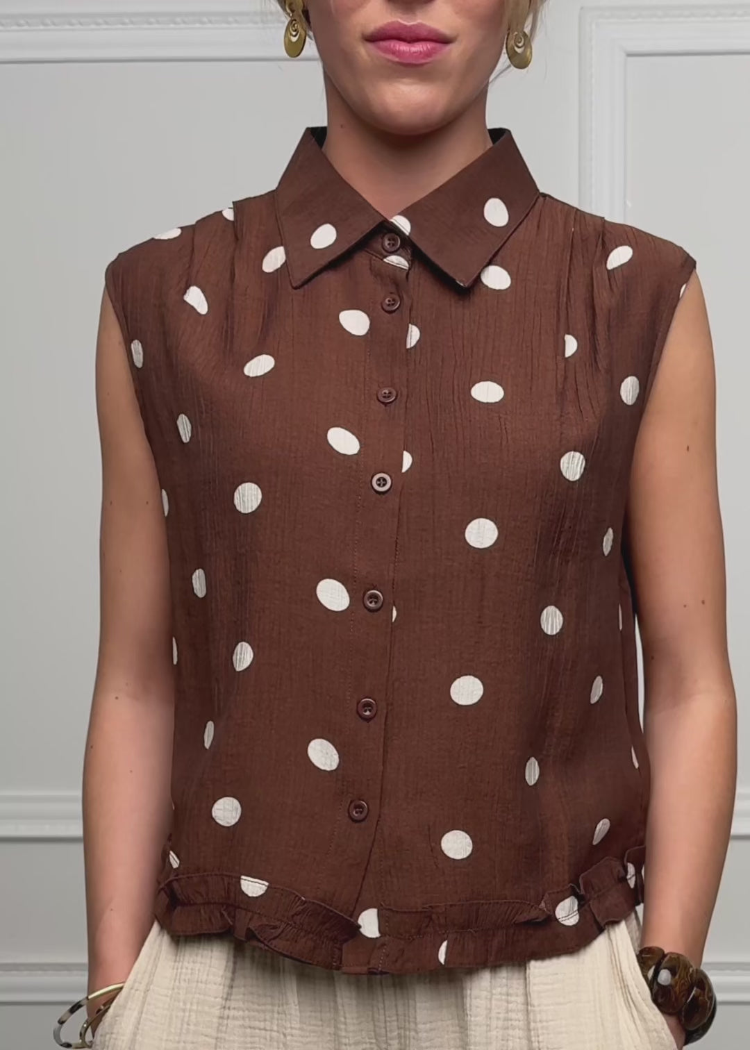 Ärmellose Chiffon Bluse mit Punktemuster - braun by SASSYCLASSY