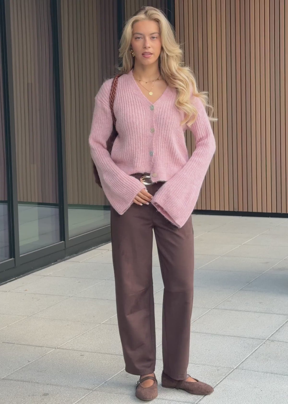 Strickjacke mit Trompetenärmeln - altrosa von SASSYCLASSY