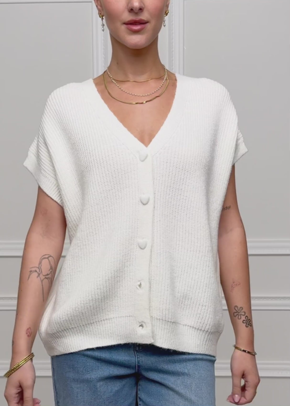 Strickweste mit Herzknöpfen - offwhite