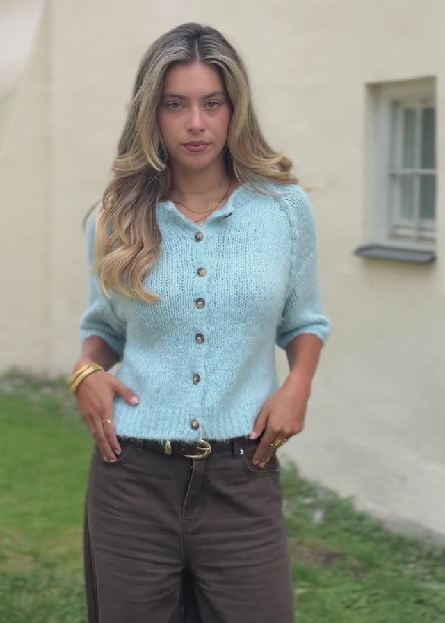 Kurzarm Cardigan mit Außennähten - hellblau von SASSYCLASSY