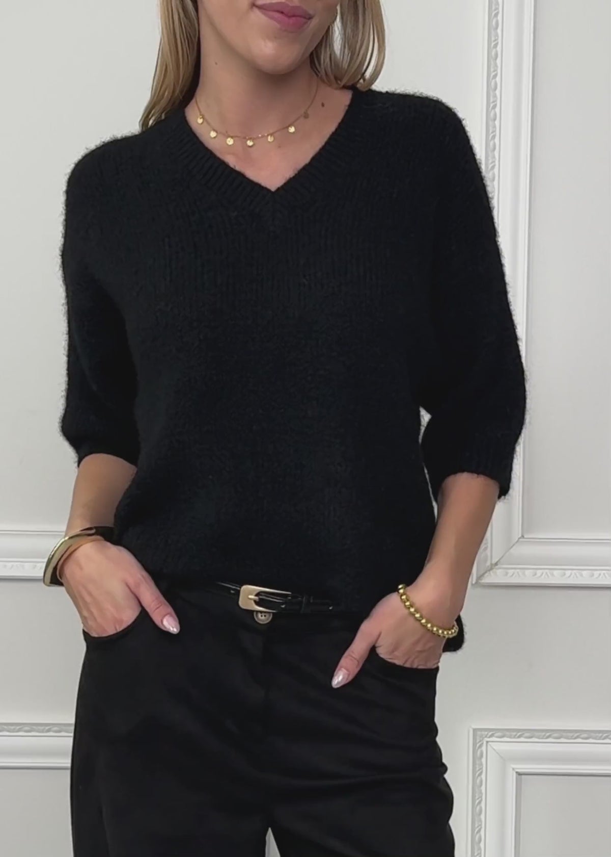 Short-sleeved knit jumper with V-neck - black by SASSYCLASSY