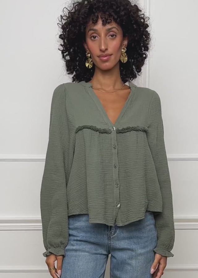 Musselin Bluse mit V-Ausschnitt und Fransen - khaki von SASSYCLASSY