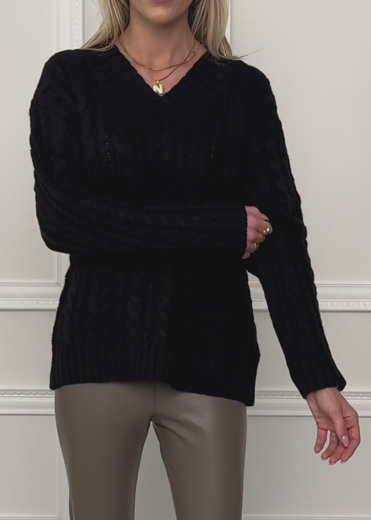 Cable knit jumper with V-neck - black by SASSYCLASSY