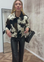 Kunstfelljacke mit Kuh-Print - offwhite