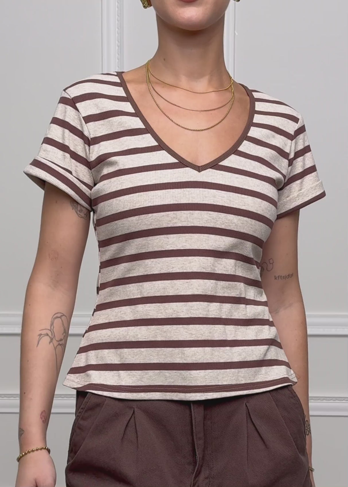Gestreiftes T-Shirt mit V-Ausschnitt - braun-melange by SASSYCLASSY