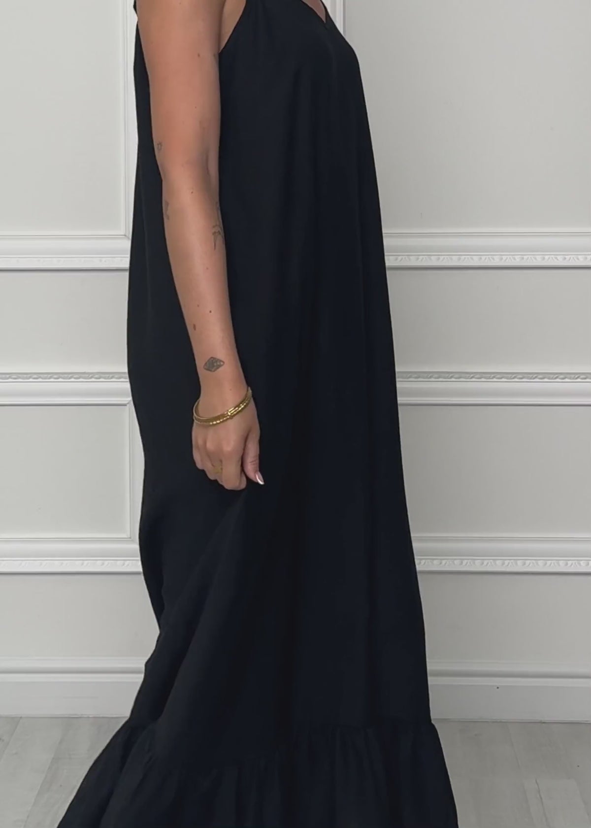 Langes Kleid mit Trägern und Volant - schwarz von SASSYCLASSY