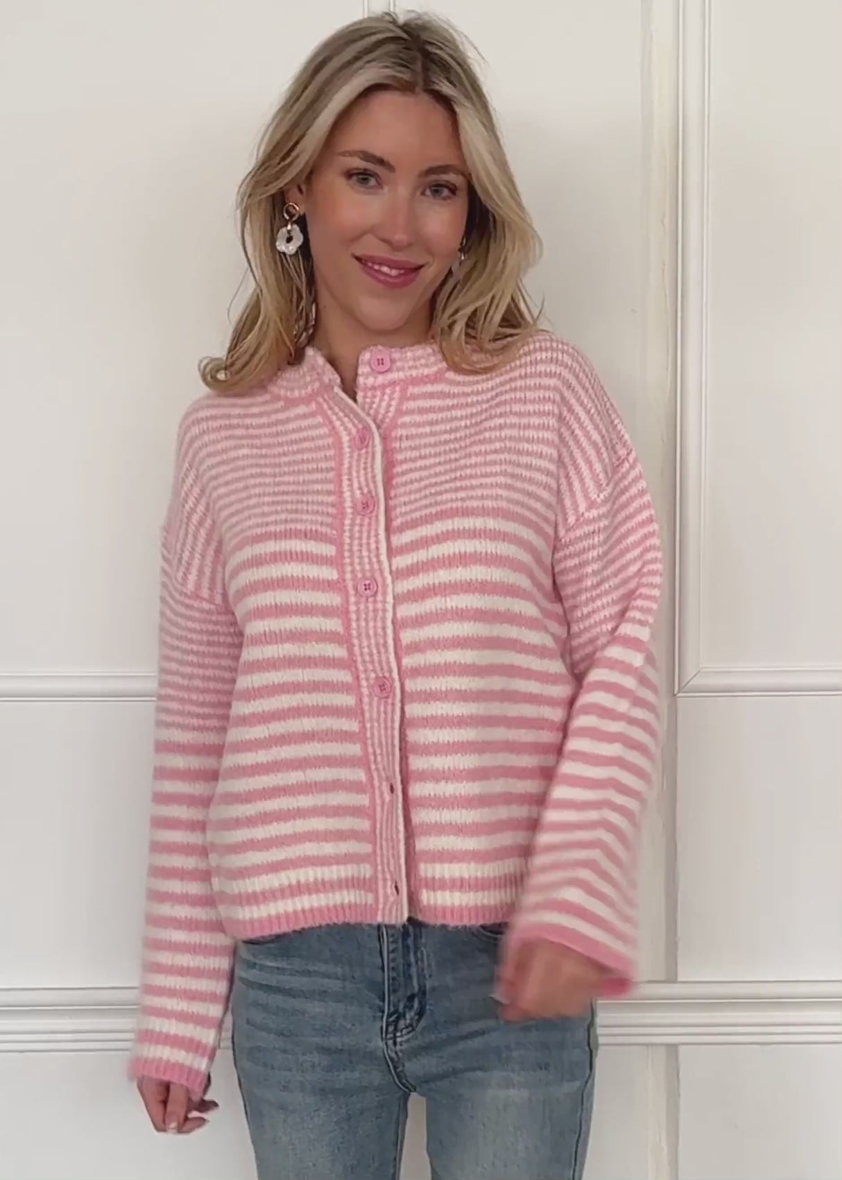 Strickjacke mit grafischem Streifenbild - rosa