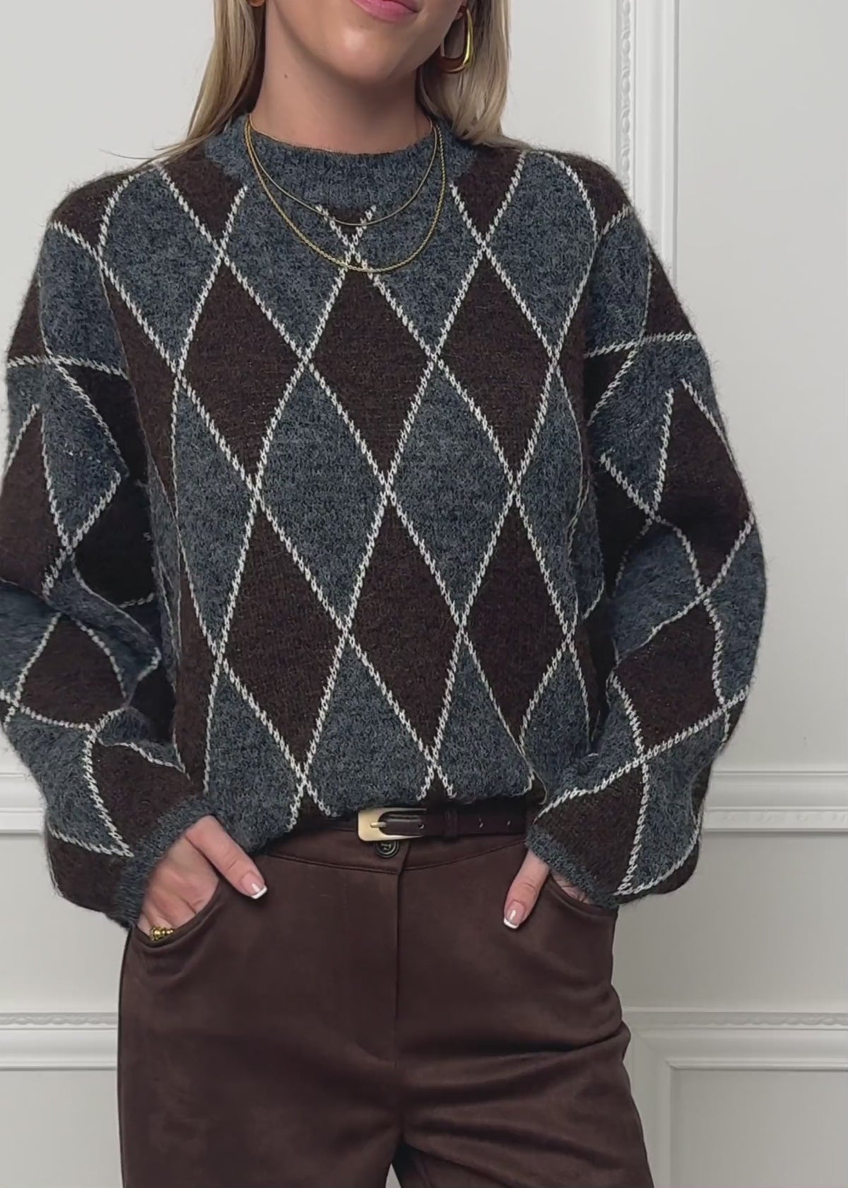 Oversized knit sweater with diamond pattern - grey-brown by SASSYCLASSY