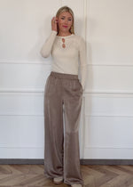 Weite Satin Hose mit Crinkle-Struktur - taupe