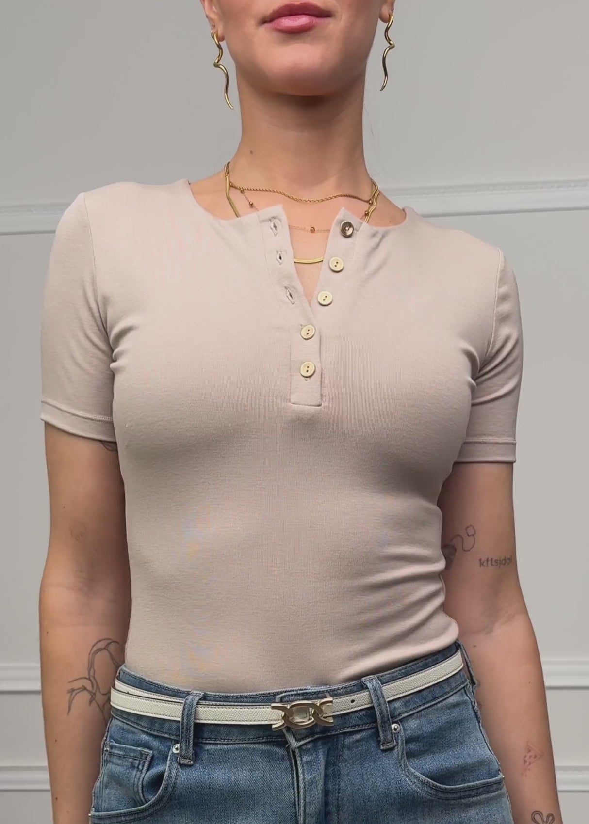 Kurzarm Body mit Knopfleiste - beige by SASSYCLASSY