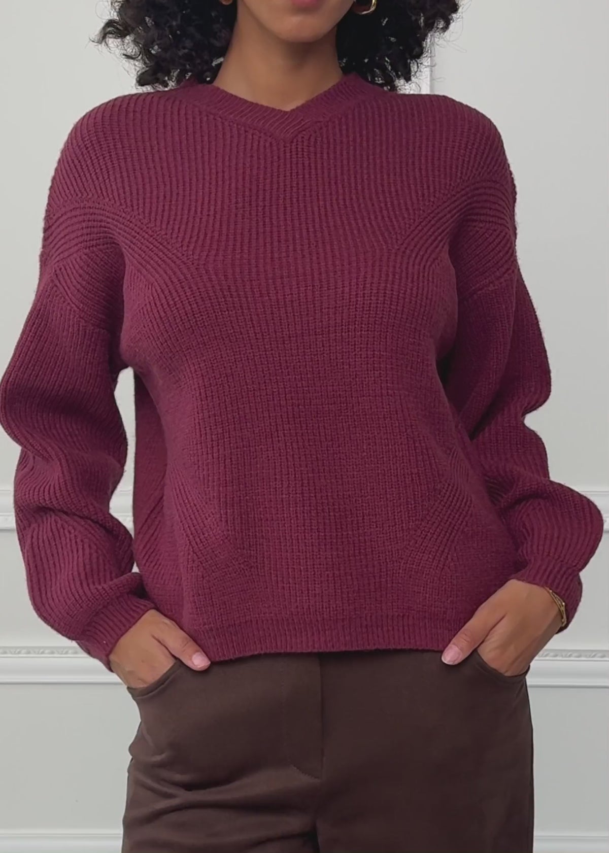 Ribbed knit jumper with a high V-neckline - berry by SASSYCLASSY
