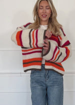 Bunt gestreifte Strickjacke mit Schleifenverschluss - orange-pink