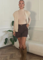 Ärmellose Strickweste mit strukturierten Schultern - offwhite