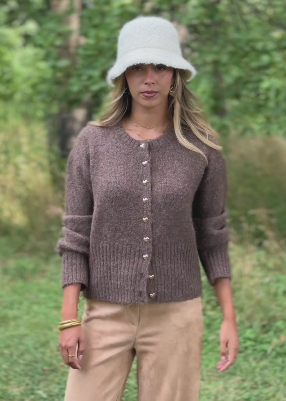 Strickjacke mit Herzknöpfen - braun by SASSYCLASSY