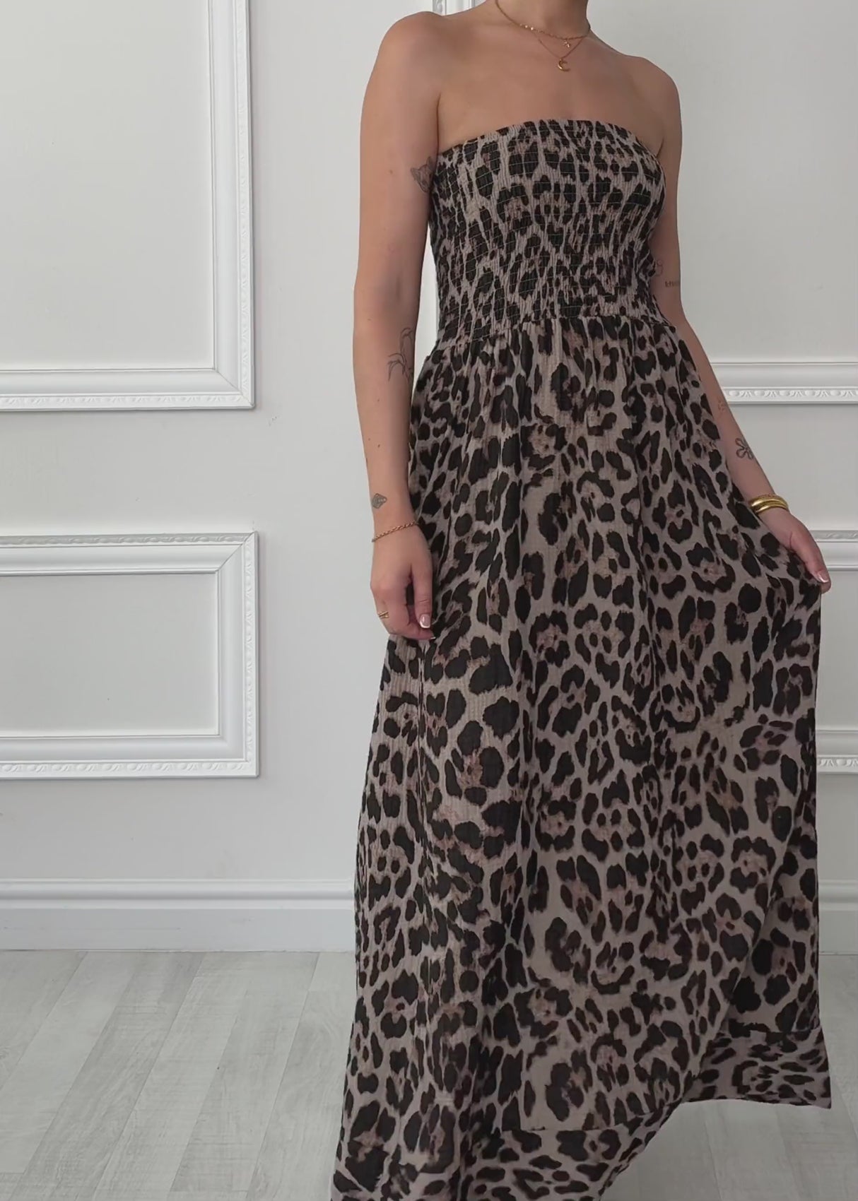 Gesmoktes Musselin Bandeau-Kleid mit Leo-Print - braun by SASSYCLASSY