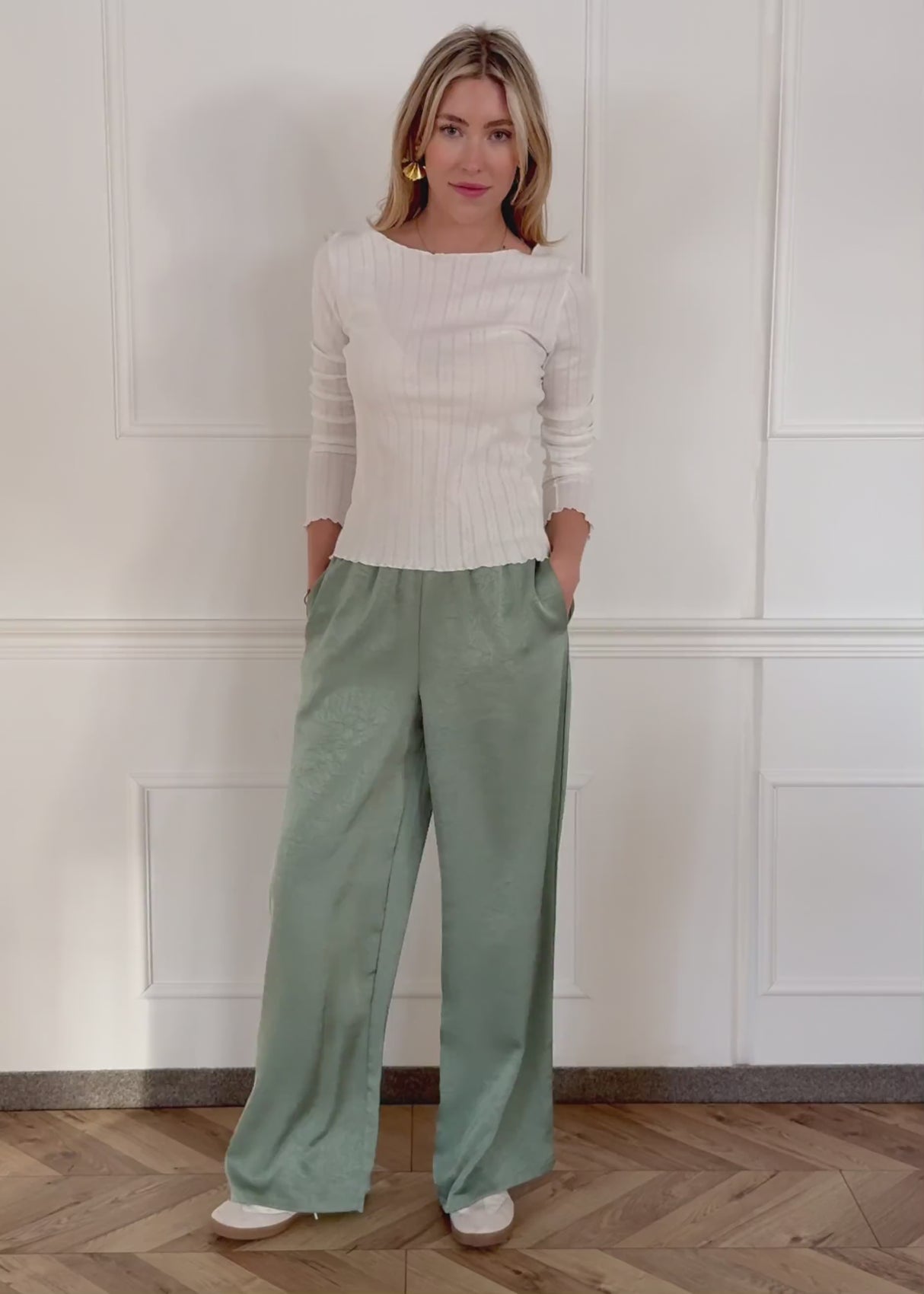 Weite Satin Hose mit Crinkle-Struktur - pistaziengrün