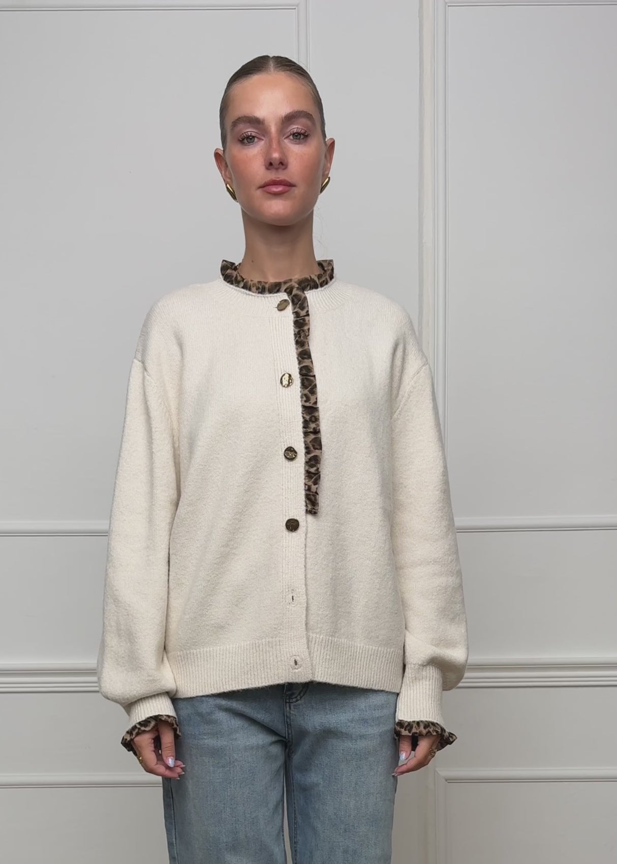 Cardigan mit Rüschen im Leo-Print - offwhite von SASSYCLASSY