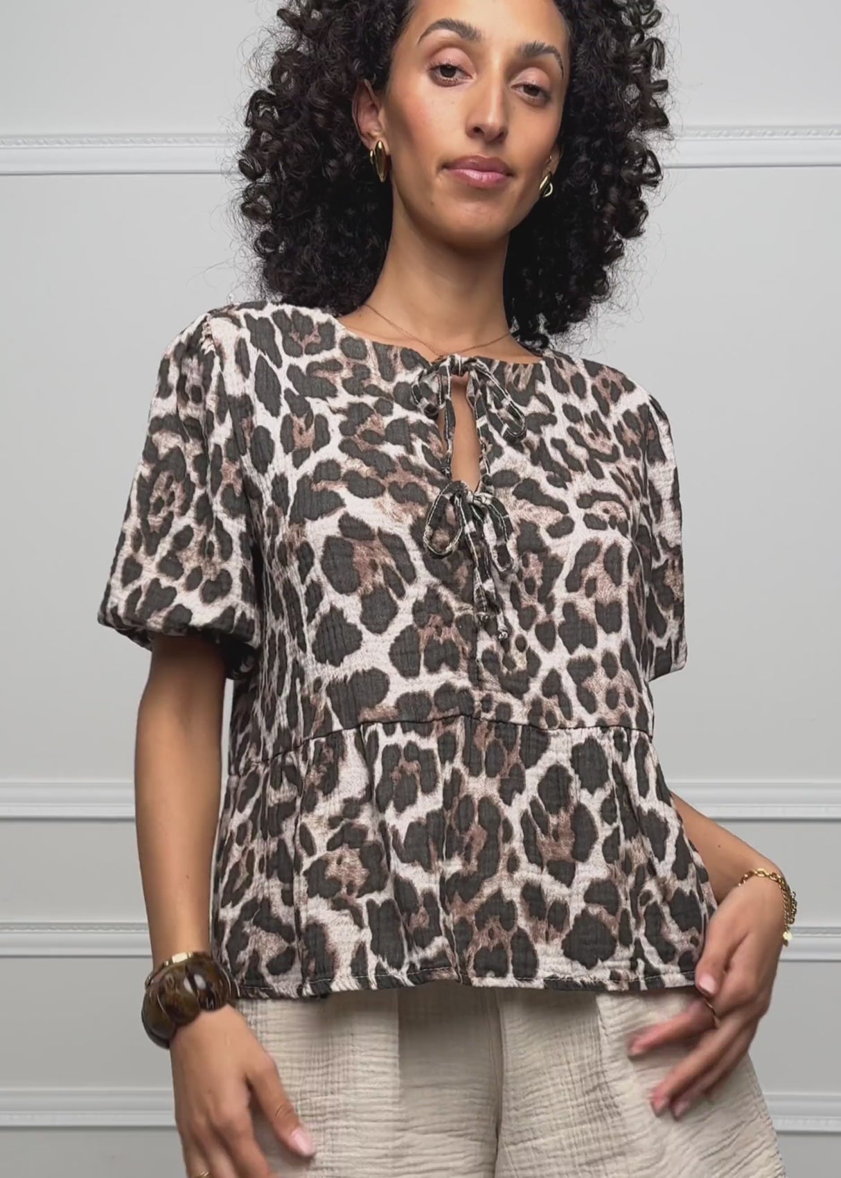 Kurzarm Musselin Bluse mit Leo-Print - braun by SASSYCLASSY