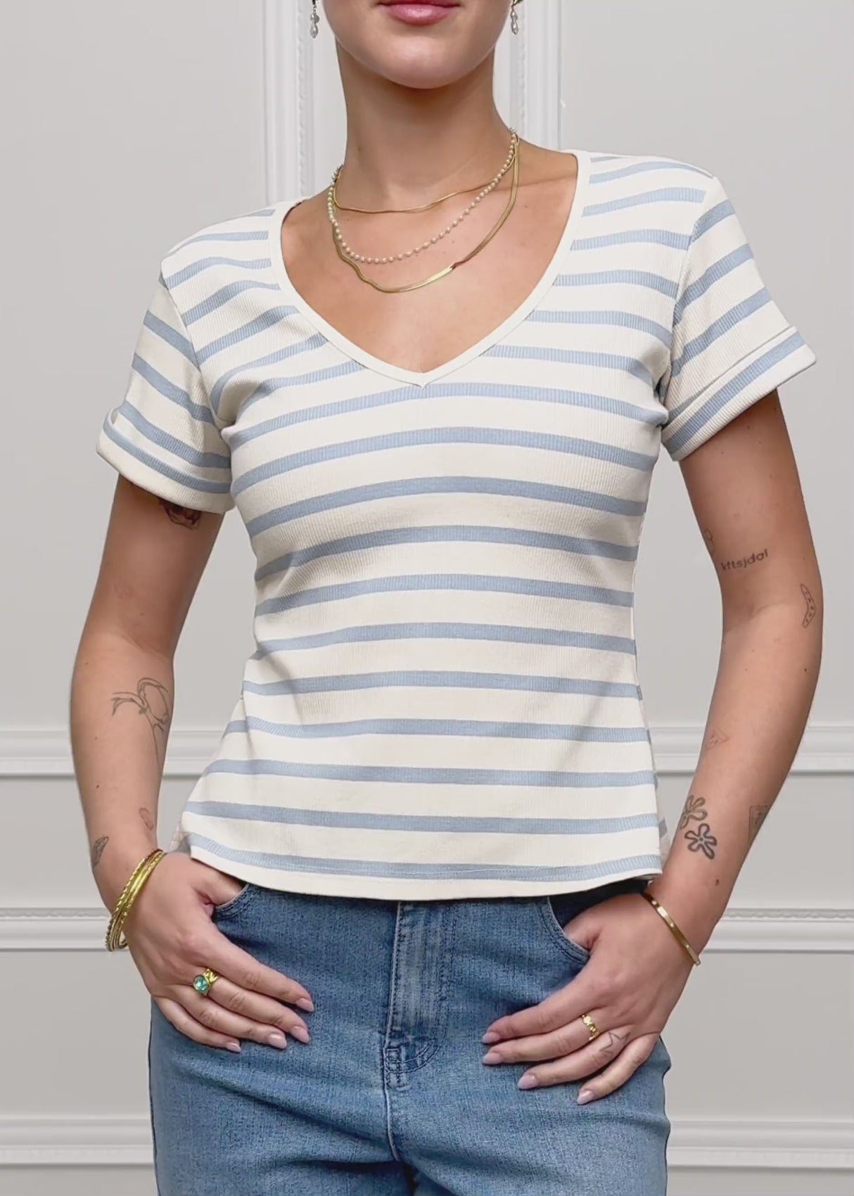 Gestreiftes T-Shirt mit V-Ausschnitt - blau-offwhite von SASSYCLASSY