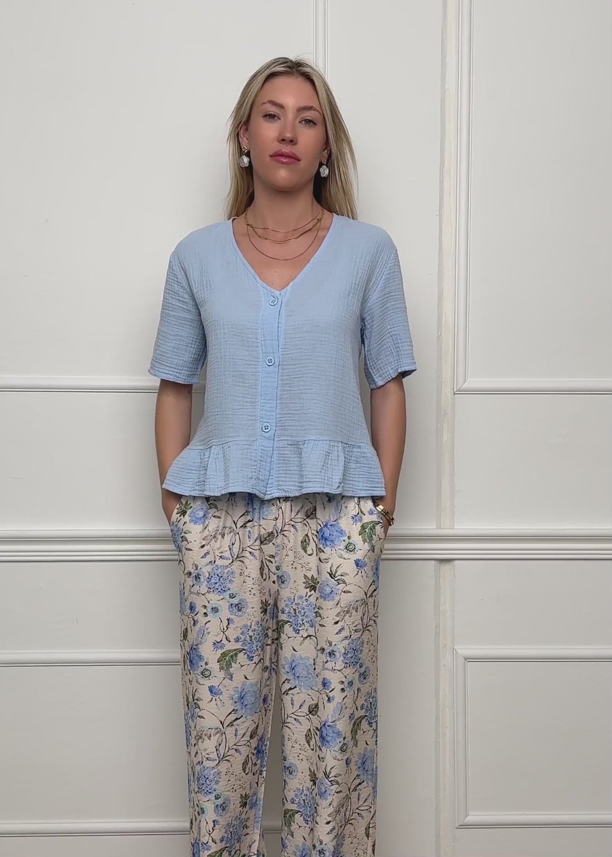 Kurzarm Musselin Bluse mit Volants - hellblau von SASSYCLASSY