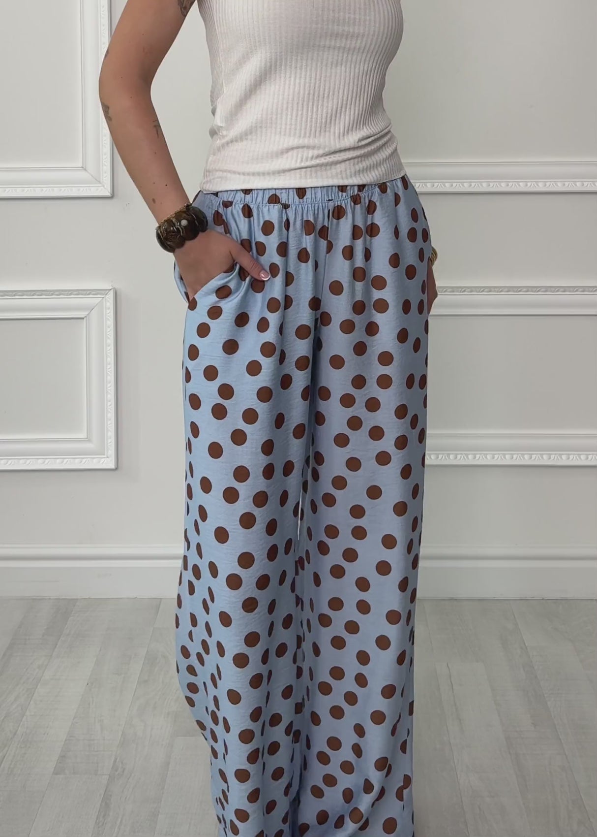 Hose mit Polka-Dots - hellblau by SASSYCLASSY