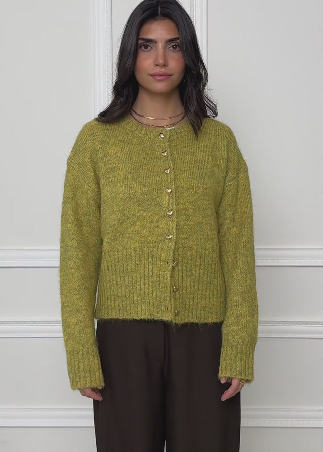 Strickjacke mit Herzknöpfen - olivgelb von SASSYCLASSY