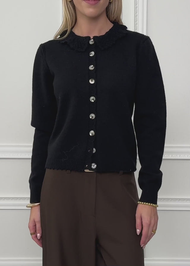 Strickjacke mit Häkelkragen - schwarz von SASSYCLASSY
