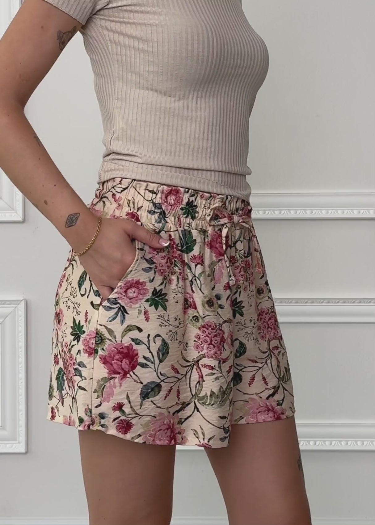 Weite Shorts mit Kordelzug und Blümchendruck - beige by SASSYCLASSY