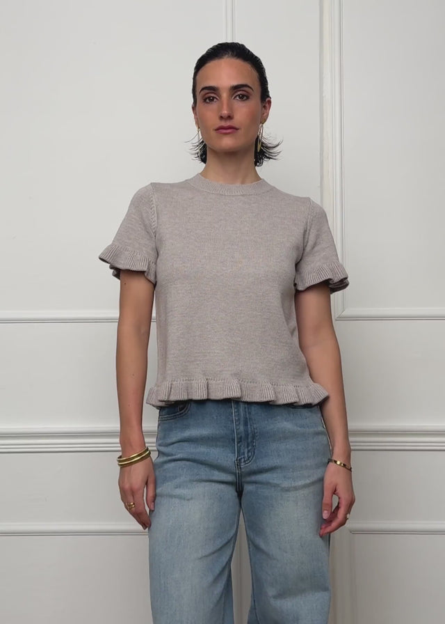 Kurzarm-Pullover mit Volants - grau von SASSYCLASSY