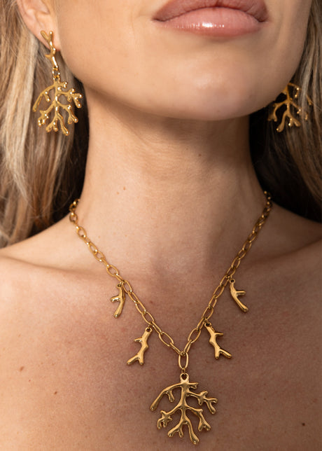 Halskette mit Korallen-Charms - gold