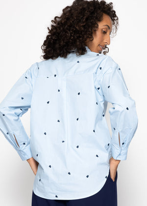 Hemdbluse mit blauer Herzstickerei - hellblau
