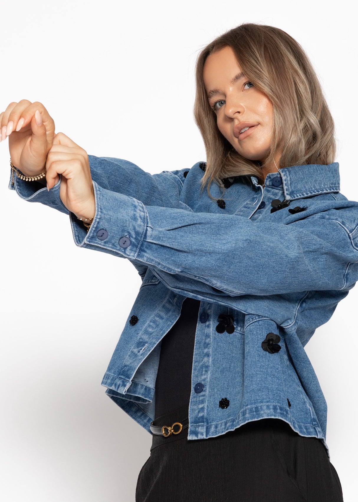 Jeansjacke mit Blumenapplikationen - blau