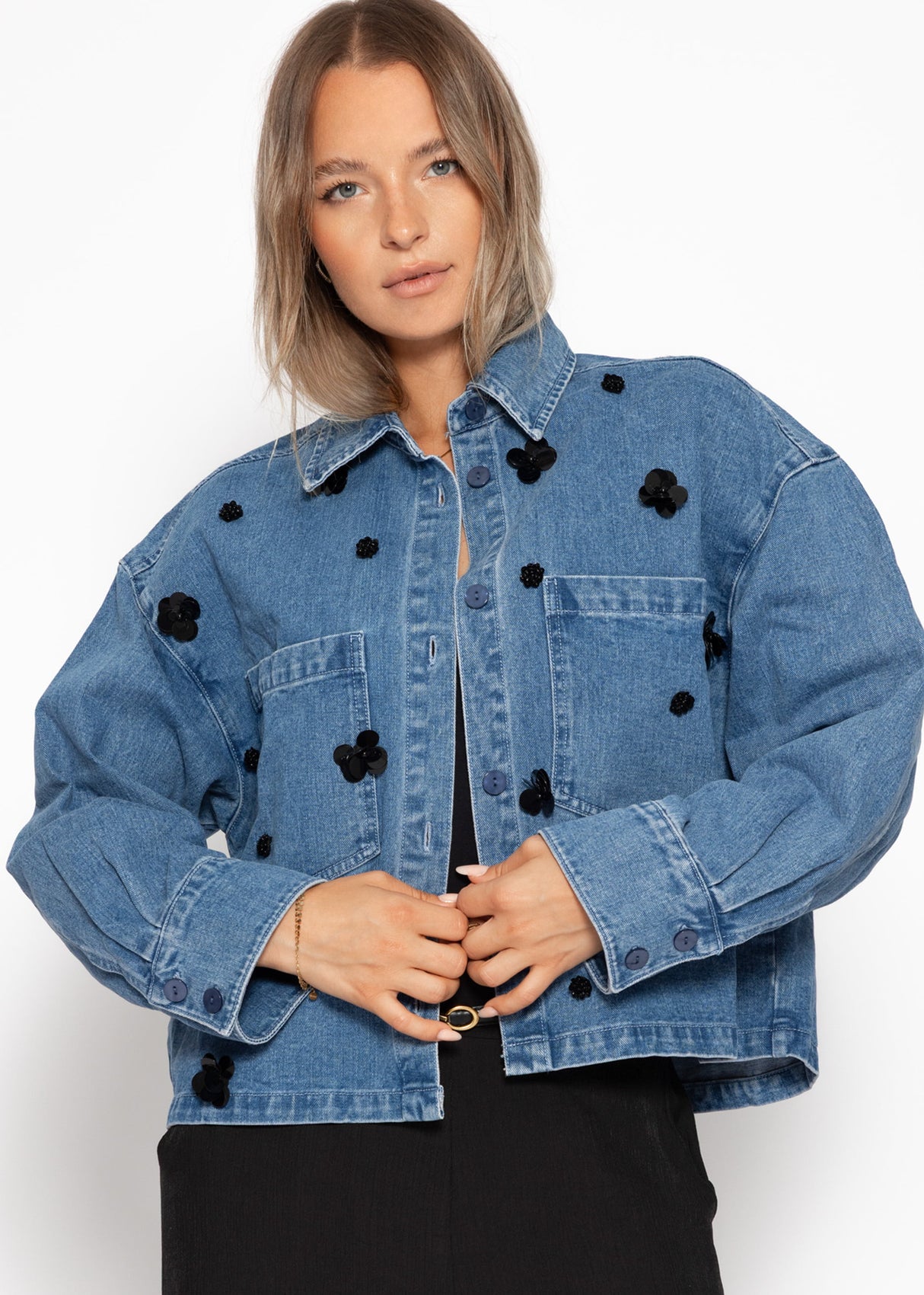 Jeansjacke mit Blumenapplikationen - blau