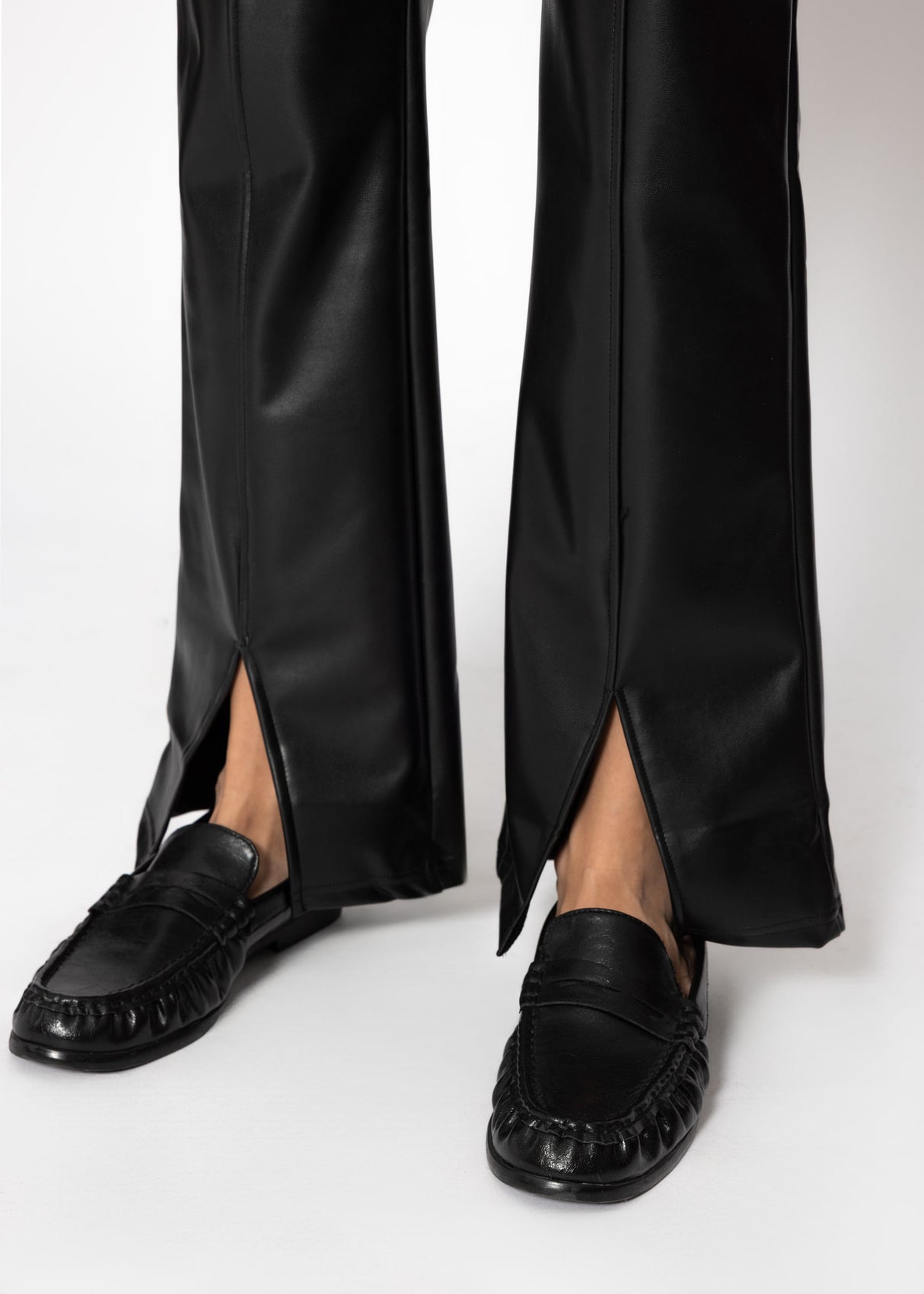 Kunstleder Thermo Leggings mit Teilungsnähten und Saumschlitz - schwarz