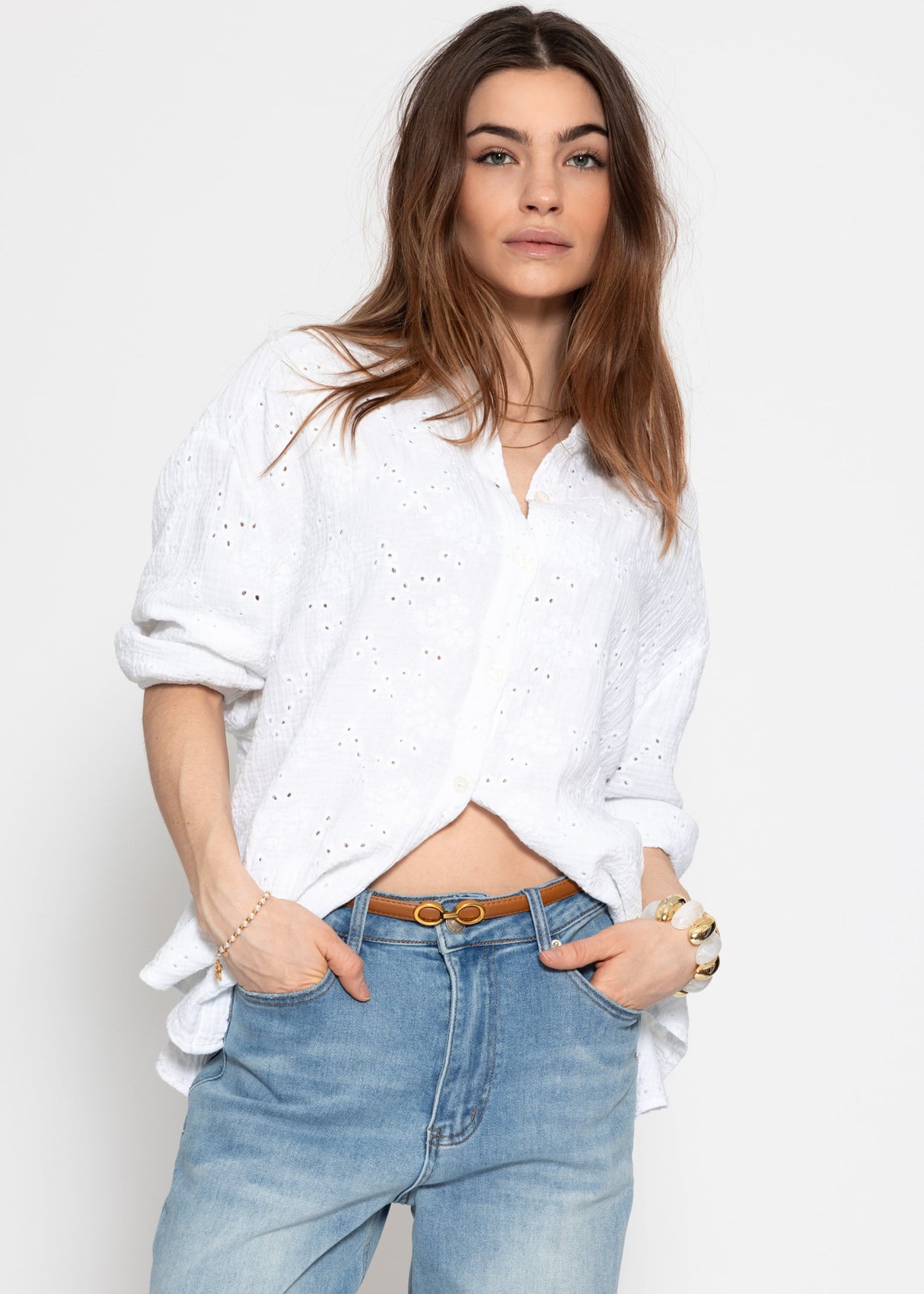 Short-sleeved muslin blouse with eyelet embroidery - white